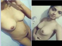 Desi woman with a slender figure and natural boobs recording the cam show XXX