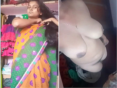 Desi whore removes her saree because she is showing her XXX boobs and pussy