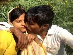 Amateur Desi couple went to the fields and they prepared to do bunch of XXX
