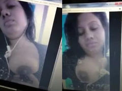 Desi aunty is putting on a hot XXX show while having a video call on Skype