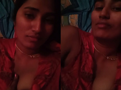 Very pretty Desi girl with a nice natural pair of tits taking one XXX selfie