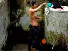 Hot Indian Sex: Desi Girl Bathing Nude Outdoor Nice Boobs